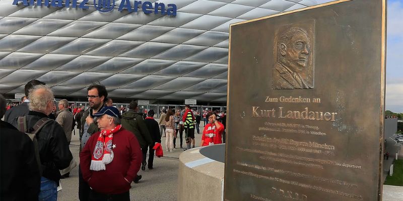 Bức phù điêu tưởng nhớ chủ tịch Kurt Landauer bên ngoài sân Allianz Arena